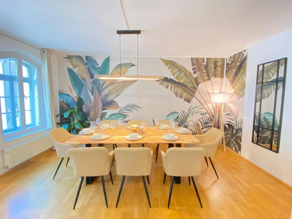 Luxomes: Tropical Style - Old Town - Central Ingolstadt Apartment