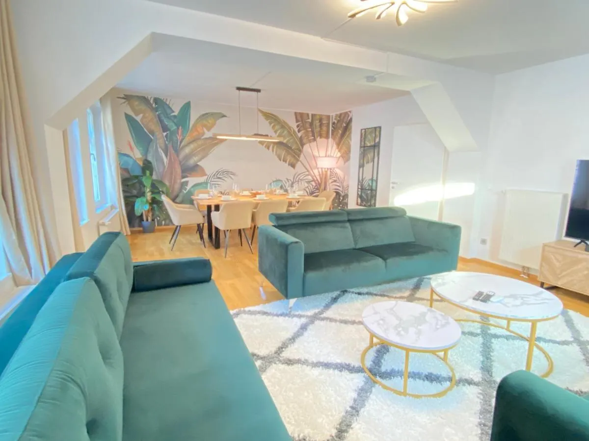 Luxomes: Tropical Style - Old Town - Central Ingolstadt Apartment