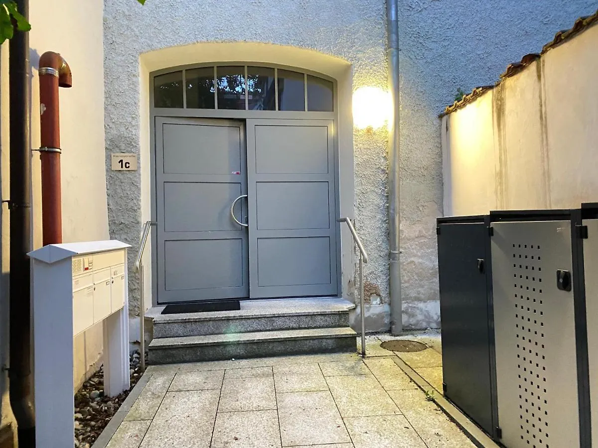 Luxomes: Tropical Style - Old Town - Central Ingolstadt Apartment